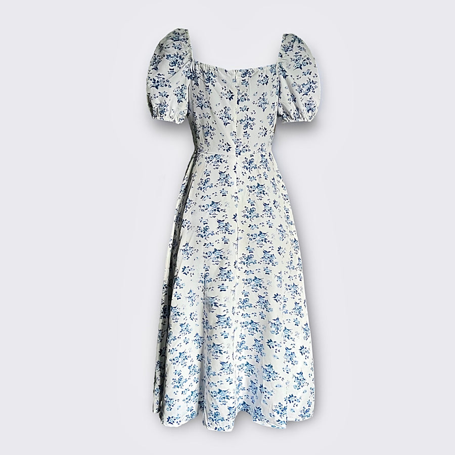 Robe évasée fleuri à manches bouffantes avec fente sur le côté .