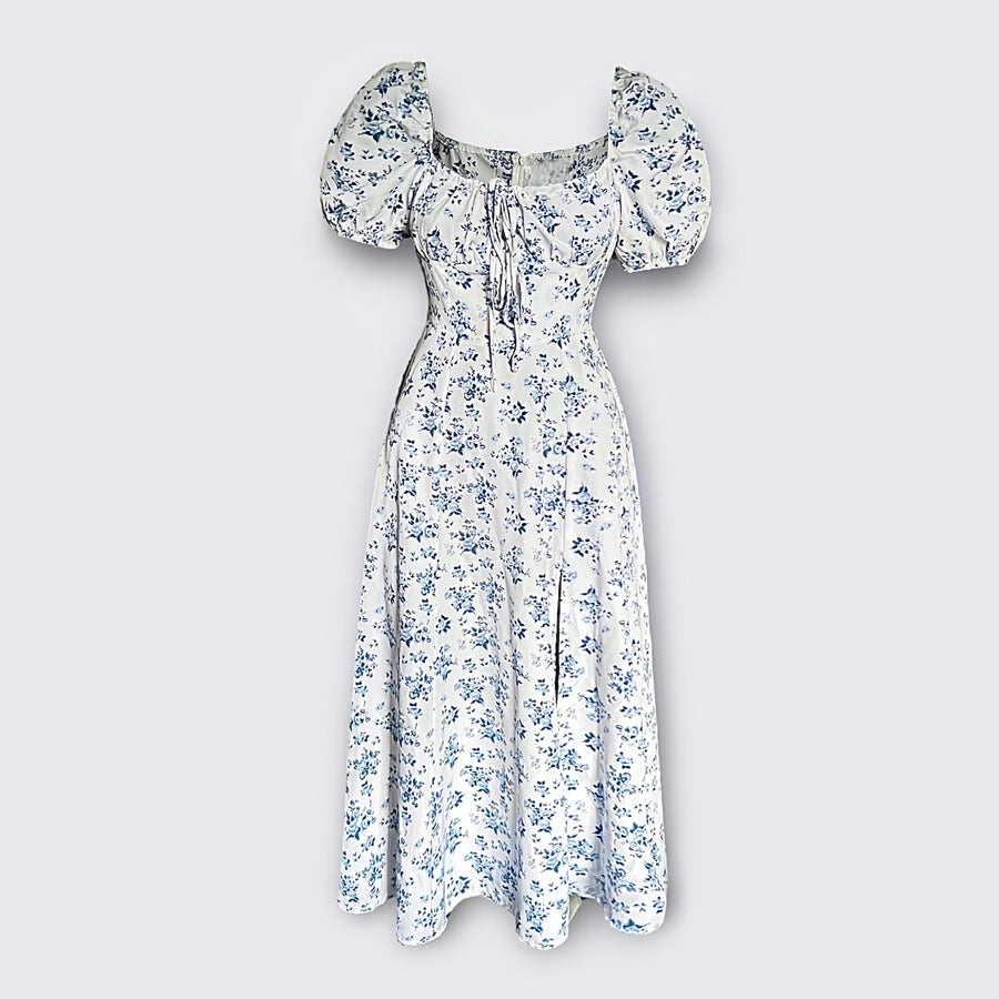 Robe évasée fleuri à manches bouffantes avec fente sur le côté .