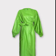 Robe longue verte en similicuir, manches bouffantes, fendue sur les deux côtés, ceinture à la taille