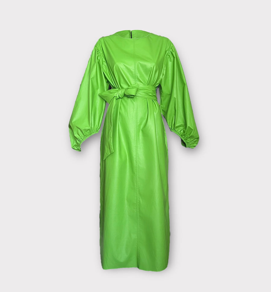 Robe longue verte en similicuir, manches bouffantes, fendue sur les deux côtés, ceinture à la taille