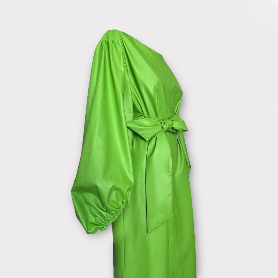 Robe longue verte en similicuir, manches bouffantes, fendue sur les deux côtés, ceinture à la taille