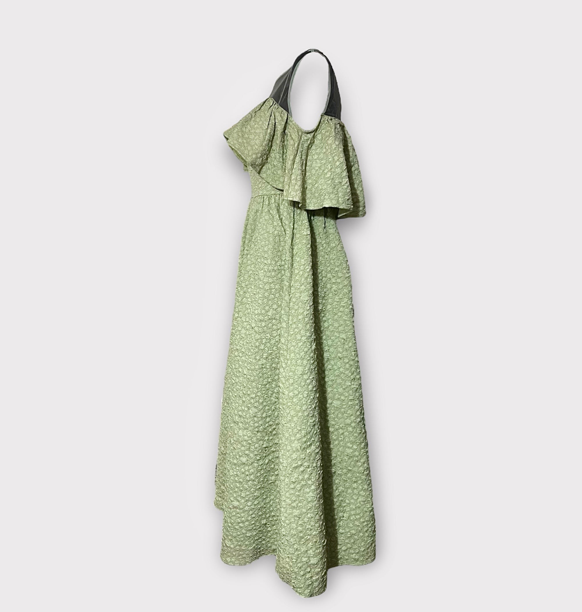 Robe trapèze longue sans manche à volants jacquard