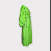 Robe longue verte en similicuir, manches bouffantes, fendue sur les deux côtés, ceinture à la taille