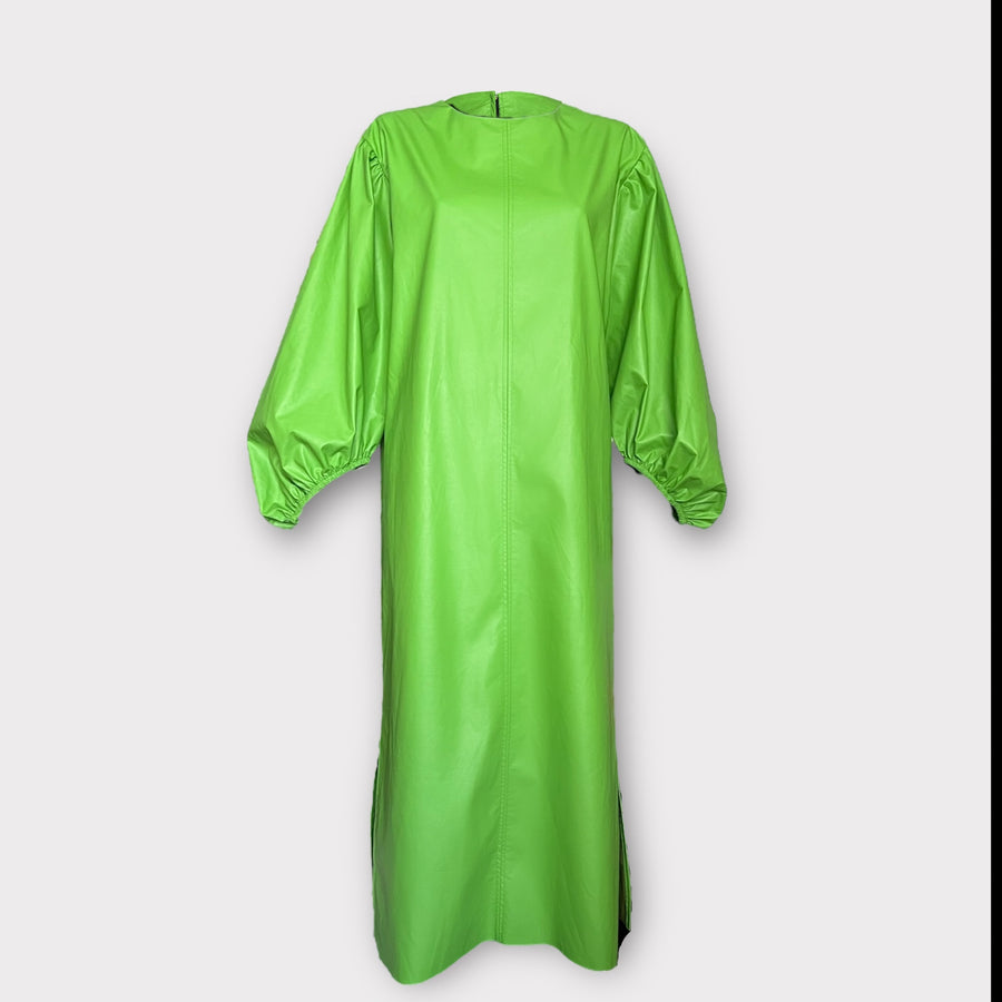 Robe longue verte en similicuir, manches bouffantes, fendue sur les deux côtés, ceinture à la taille