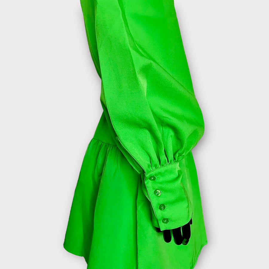 Robe verte courte à manches bouffantes